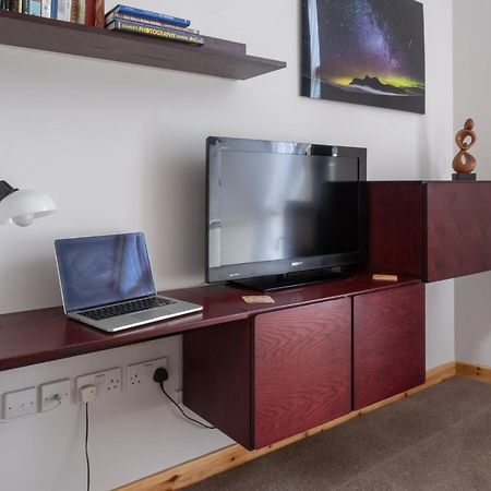 Contemporary One Bedroom Apartment Close To All Amenities In Conservation Area Tain Exterior photo