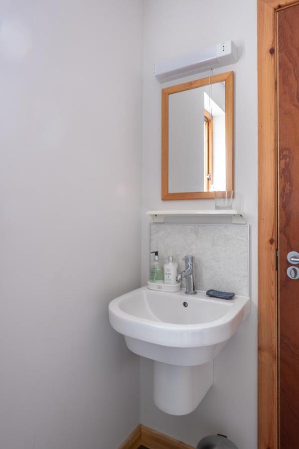 Contemporary One Bedroom Apartment Close To All Amenities In Conservation Area Tain Exterior photo