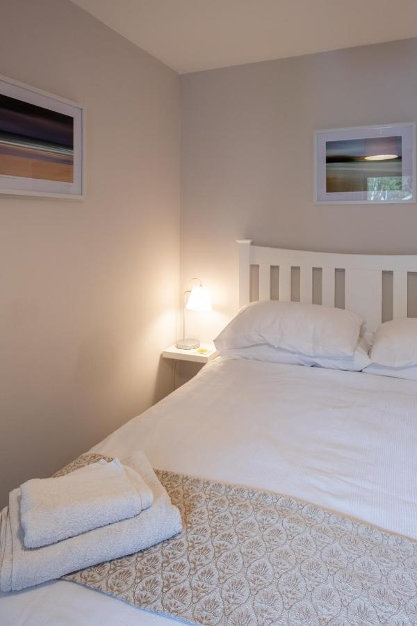 Contemporary One Bedroom Apartment Close To All Amenities In Conservation Area Tain Exterior photo